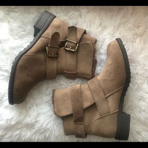 Women’s booties but they can fit girls who wear size 6.5